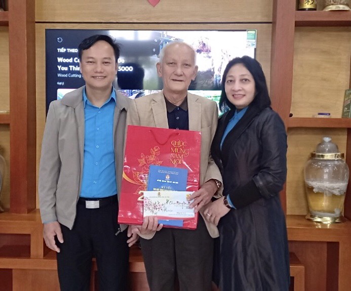 Thạch Hà: Trao quà cho các đồng chí cán bộ Công đoàn nghỉ hưu 